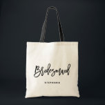 Black Hand Lettering Bridesmaid I Personlig Tygkasse<br><div class="desc">Anpassadets brud till väskan. Modern och klassisk väska med svart "bridesmaid"-handskript. Anpassa genom att lägga till mottagarens namn,  hashtaggen på bröllop eller andra uppgifter. Perfekt som gåva till bröllopsfesten eller brudens sida.</div>