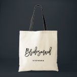 Black Hand Lettering Bridesmaid I Personlig Tygkasse<br><div class="desc">Anpassadets brud till väskan. Modern och klassisk väska med svart "bridesmaid"-handskript. Anpassa genom att lägga till mottagarens namn,  hashtaggen på bröllop eller andra uppgifter. Perfekt som gåva till bröllopsfesten eller brudens sida.</div>