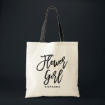 Black Hand Lettering Flower Girl Personlig Tygkasse<br><div class="desc">Anpassade blomma flicka i väskan. Modern och klassisk väska med svart "blomflicka"-handskript. Anpassa genom att lägga till mottagarens namn,  hashtaggen på bröllop eller andra uppgifter. Perfekt som gåva till bröllopsfesten eller brudens sida.</div>