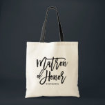 Black Hand Lettering Matron of Honor Tote Bag Tygkasse<br><div class="desc">Modern och klassisk väska med svart MATRON OF HONOR-handskript. Anpassa genom att lägga till mottagarna namn eller hashtaggen i bröllop. Perfekt som gåva till bröllopsfesten eller brudens sida.</div>