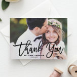 Black Hand Lettering Modern Photo Bröllop Tack Kort<br><div class="desc">Tack vare vårt fotokort i anpassadet bröllop kan du uttrycka din tacksamhet med elegantens moderna kalligrafi. Den här designen blandar sömlöst personliga känslor med contemporary stil och skapar den perfekten för att tacka dina gäster för att de har deltagit i din speciella dag. Visa dina favoritfoton från bröllop och lägg...</div>