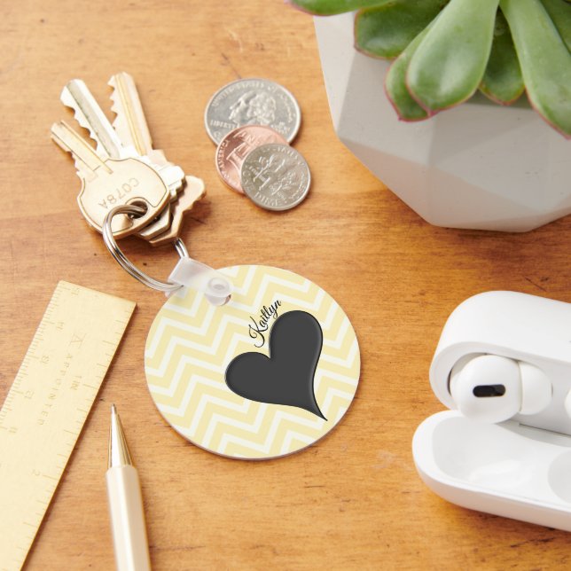 Black Heart på Gult Chevron Rand med Namn Nyckelring (Skrivbord)