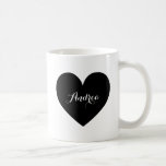 Black Heart Personlig Script Mugg<br><div class="desc">Modern och söt runt mugg med ett modernt kalligrafiskript i svart hjärta. Mugg kommer att bli perfekt som gåva. Liknande artiklar och andra färg finns tillgängliga.</div>