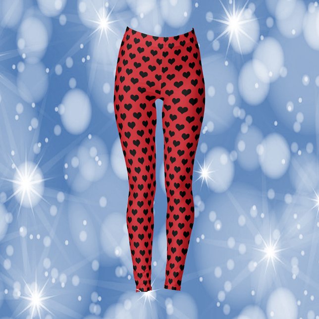 Black Hearts Mönster Red Background Leggings (A pair of leggings with a pattern of black hearts on a red background)