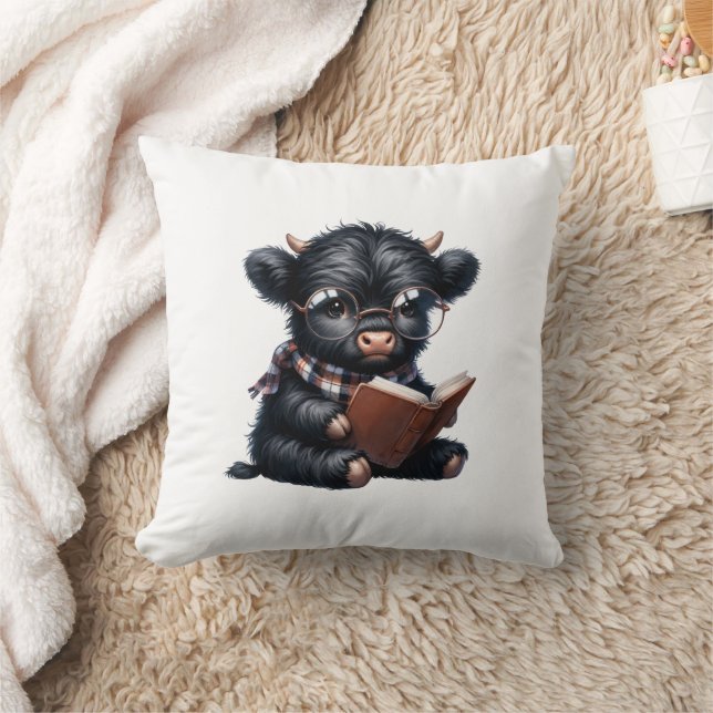 Black Highland Cow Reading A Book Kudde (Filt)