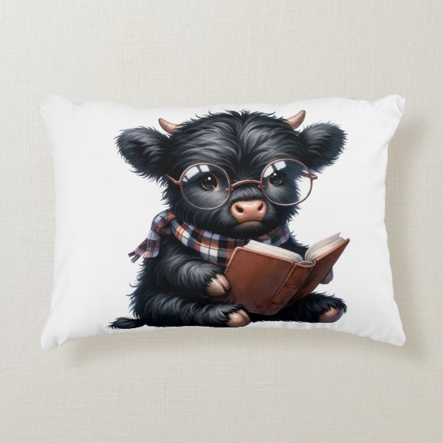 Black Highland Cow Reading A Book Prydnadskudde (Framsidan)