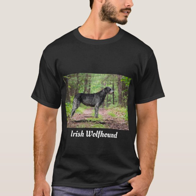 Black Irish Wolfhound som pockar i skogen  T Shirt (Framsida)