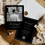 Black Italy Elegance | QR-kod och Photo Bröllop Inbjudningar<br><div class="desc">Den här eleganten innehåller mörkens svarta bröllopsinbjudan klassiskt, gammaldags stil med vit romantisk kalligrafi och ditt eget foto. Kortets baksida innehåller all information om bröllop, omgiven av ett modernt, vitt, känsligt ram och en skannerbar QR-kod så att dina gäster kan OSA eller besöka webbplatsen för bröllop. Ange tonen för din...</div>
