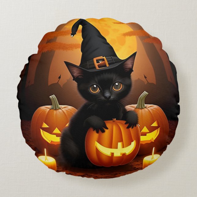 Black Kitten i Witch Hat Amid Halloween Pumpkins Rund Kudde (Framsidan)