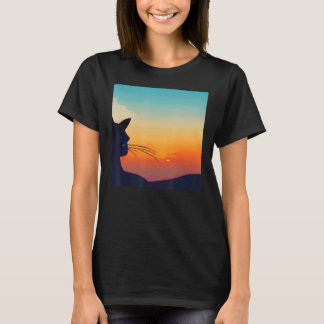 Black Kitten som tittar på den färgstarka Solen Ca T Shirt