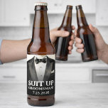 Black Kostym Groomsman Frieri öletiketter Kostym u Ölflaska Etikett<br><div class="desc">Din tjänst begärs som Groomsman vid vår bröllop! Groomsman frieri öletiketter. Anpassa med din bröllop-information.</div>