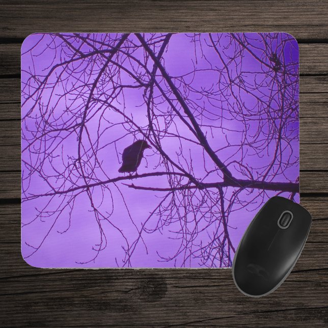 Black Kråka Barren Träd Grenar Lila Himmel Musmatta (Single black crow in barren black trees against purple sky on mousepad.)