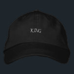 Black Kung Cap med Elegant Embroidery Manar Hat Broderad Keps<br><div class="desc">Öka din ensemble med Black Färg Kung Cap,  med elegant "Kung"-textbroderier. Denna alternativa apparat som är tillverkad av lyxbomull och som säkerställer en varaktig komfort. Det justerbara bandet ger en perfekt som passar och skapar det ett sofistikerat val för tillfälle eller händelse.</div>