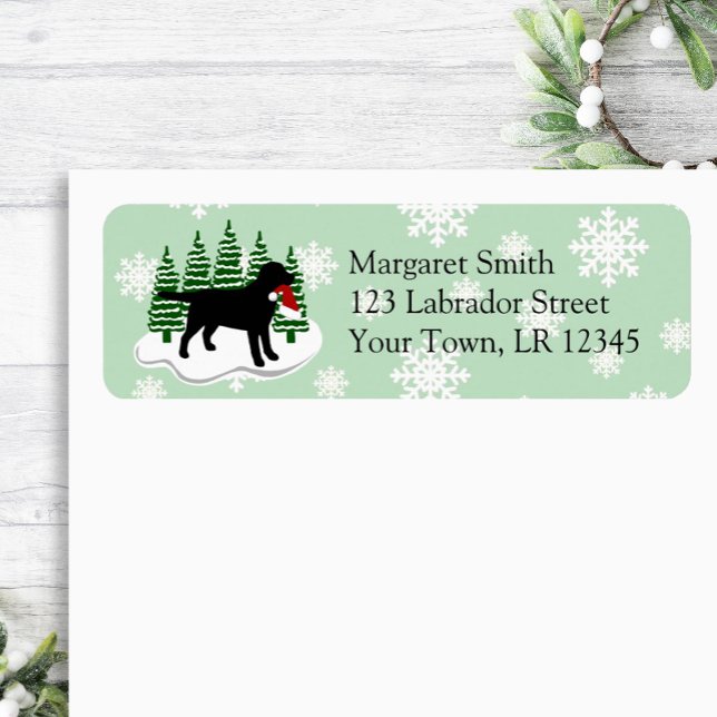 Black Labrador Evergreen Snöflingor Returadress Etikett (Black Labrador Evergreen Snowflakes Design Return Address Label for Labrador Owners.)