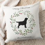 Black Labrador God jul- Labrador Retriever Kudde<br><div class="desc">Dekorera ditt hem den här julhelgen med den här eleganten God jul svarta labrador i en dekordekudde och motsvarande dekor. Denna svarta arbetskamrat kommer att vara en favorit bland arbetsladden älskare. Besök vår samling för att hitta matchande svart lab julklappar, hemdekanter och gåvor. COPYRIGHT © 2020 Judy Burrows, Black Hund...</div>