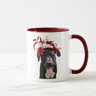Black Labrador med röd fascinator Mugg
