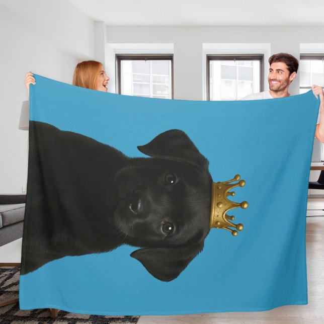 Black Labrador Puppy i Krona Cute Guld Fleecefilt (Black Labrador Puppy in Gold Crown Cute Fleece Blanket
by Ricaso. Lab pup on a blue blanket)