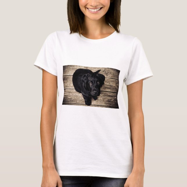 Black Labrador Retriever Puppy på Wood T Shirt (Framsida)