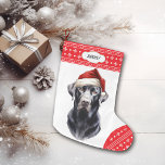 Black Labrador Retriever Santa Hat Stor Julstrumpa<br><div class="desc">Framsidan av den här Helgdag visar en bild av en stor svart labrador Retriever som bär en julhatt. Bilden placeras på en vit bakgrund, och tå och överst gräns är ett rött och vitt snöflinga mönster. På övre gräns finns en vit etikett med anpassningsbarna. Lagerhållningens baksida är samma röda och...</div>