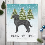 Black Labrador Retriever Winter Forest Anpassnings Fleecefilt<br><div class="desc">Desteis ursprungliga tecknad illustrerar en söt svart Labrador Retriever-hund. Hund placeras på en vinterscen med tre gröntar nära träd och fallande snö. Bakgrunden är en blå till vit övertoning som ge kallets vintag. Det finns också ett anpassningsbara textområde som nu lyder "God jul!". Under den finns ett annat anpassbart textområde...</div>