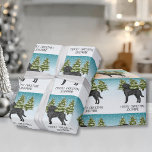 Black Labrador Retriever Winter Forest Anpassnings Presentpapper<br><div class="desc">Desteis ursprungliga tecknad illustrerar en söt svart Labrador Retriever-hund. Hund placeras på en vinterscen med tre gröntar för träd. Bakgrunden är en blå till vit övertoning som ge kallets vintag. Det finns ett anpassningsbara textområde som nu lyder: "God jul!" tillsammans med ett eget namn.</div>