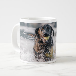 Black Labrador spelar in i Vatten Jumbo Mugg