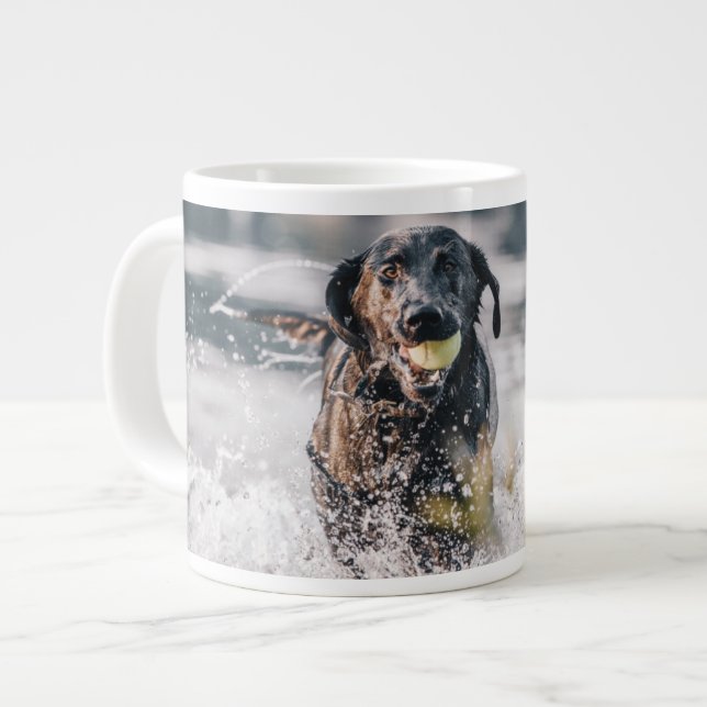 Black Labrador spelar in i Vatten Jumbo Mugg (Framsida vänster)