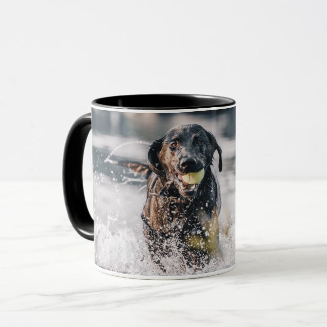 Black Labrador spelar in i Vatten Mugg (Framsida vänster)