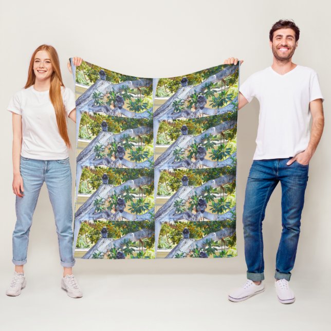 Black Langur Monkey Eating, Med Fleece Blanket (På plats)