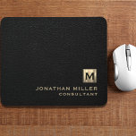 Black Leather Guld Monogram<br><div class="desc">Med den här svarta läder- och guld-musknappen i monogrammet kan du lägga till en sofistikerad ton på arbetsytan. Den klassiska blocktypografin och penselmedaljonen i monogram med initialer gör den till en perfekt till ditt hem eller kontor. Den släta baksidan i yta och den icke-glatta baksidan ger optimal musprestanda, skapar inte...</div>