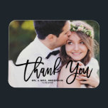 Black Lettering Modern Photo Bröllop Tack Magnet<br><div class="desc">Tack vare vårt anpassade-foto-bröllop kan du uttrycka din tacksamhet till din magnet, med elegant och modern kalligrafi. Den här designen blandar sömlöst personliga känslor med contemporary stil och skapar den perfekten för att tacka dina gäster för att de har deltagit i din speciella dag. Visa dina favoritfoton från bröllop och...</div>