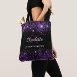 Black lila glitter monogram initialer namn tygkasse<br><div class="desc">En svart bakgrund för eleganten. Dekorerad med damm från lila faux glitter. Anpassa och lägg till ditt första namn,  monogram initialer och fullt namn. Namn är skrivet med ett handskript i stil.</div>