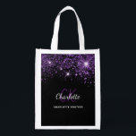 Black lila glitter stoftmonogram initialer återanvändbar påse<br><div class="desc">En svart bakgrund för eleganten. Dekorerad med damm från lila faux glitter. Anpassa och lägg till ditt första namn,  monogram initialer och fullt namn. Namn är skrivet med ett handskript i stil.</div>