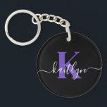 Black Lila Initial Namn Monogrammed<br><div class="desc">Den här moderna svarta nyckelkedjan med det första namn i ett trendig-skriptteckensnitt i vitt och det första i ett modernt teckensnitt i lila är perfekt för nycklar. Det är snyggt och modernt och ändå mycket klassiskt.</div>