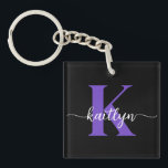 Black Lila Monogram<br><div class="desc">Den här moderna svarta nyckelkedjan med det första namn i ett trendig-skriptteckensnitt i vitt och det första i ett modernt teckensnitt i lila är perfekt för nycklar. Det är snyggt och trendig och ändå väldigt klassiskt.</div>