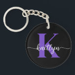 Black Lila Monogram<br><div class="desc">Den här moderna svarta nyckelkedjan med det första namn i ett trendig-skriptteckensnitt i vitt och det första i ett modernt teckensnitt i lila är perfekt för nycklar. Det är snyggt och trendig och ändå väldigt klassiskt.</div>