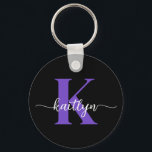 Black Lila Monogram Nyckelring<br><div class="desc">Den här moderna svarta nyckelkedjan med det första namn i ett trendig-skriptteckensnitt i vitt och det första i ett modernt teckensnitt i lila är perfekt för nycklar. Det är snyggt och trendig och ändå väldigt klassiskt.</div>