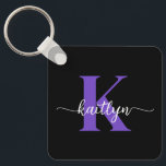 Black Lila Monogram Nyckelring<br><div class="desc">Den här moderna svarta nyckelkedjan med det första namn i ett trendig-skriptteckensnitt i vitt och det första i ett modernt teckensnitt i lila är perfekt för nycklar. Det är snyggt och trendig och ändå väldigt klassiskt.</div>