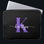Black Lila Script Monogram Laptop Fodral<br><div class="desc">Den här enkla,  15-tums svarta laptop sleeve i elegant med det första namn i ett typsnitt i trendiget i vitt och det första tecknet i ett modernt typsnitt i lila är perfekt för dig. Det är snyggt och trendig och ändå väldigt klassiskt. Det är unikt - som du!</div>
