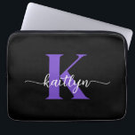 Black Lila Script Monogram Laptop Fodral<br><div class="desc">Den här enkla,  svarta eleganten 13-tums laptop sleeve med det första namn i ett trendig-skriptteckensnitt i vitt och det första tecknet i ett modernt teckensnitt i lila är perfekt för dig. Det är snyggt och trendig och ändå väldigt klassiskt. Det är unikt - som du!</div>