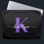 Black Lila Script Monogram Laptop Fodral<br><div class="desc">Den här enkla,  svarta eleganten 13-tums laptop sleeve med det första namn i ett trendig-skriptteckensnitt i vitt och det första tecknet i ett modernt teckensnitt i lila är perfekt för dig. Det är snyggt och trendig och ändå väldigt klassiskt. Det är unikt - som du!</div>