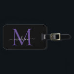 Black Lila Violet Monogram Script Namn Snyggt Bagagebricka<br><div class="desc">Elegant Modern Snyggt Black Lila Violet Monogram Script Namn Snyggt Bag Märkre</div>