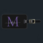 Black Lila Violet Monogram Script Namn Snyggt Bagagebricka<br><div class="desc">Elegant Modern Snyggt Black Lila Violet Monogram Script Namn Snyggt Bag Märkre</div>