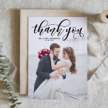 Black Loely Modern Calligraphy Photo Bröllop Tack Kort<br><div class="desc">Elegant,  snyggt och platta kort för det visuella lodrät för att tacka gästerna för att de är en del av din bröllopsdag. Det här anpassadet är ett tack för att vykortet har svart,  modern kalligrafiövertäckning. Den här designen finns även på andra kort.</div>
