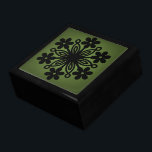 Black Mandala och Grönt Minnesask<br><div class="desc">Förvara dina skatter eller ge en förmånslåda till någon som en vacker gåva. Nu finns det möjlighet att välja trä ramar. Många utformningar för olika tillfälle finns i min butik.</div>