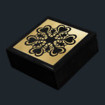 Black Mandala och Guld Minnesask<br><div class="desc">Förvara dina skatter eller ge en förmånslåda till någon som en vacker gåva. Nu finns det möjlighet att välja trä ramar. Många utformningar för olika tillfälle finns i min butik.</div>