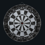 Black Marble Faux Silver Foil Family Namn Classic Darttavla<br><div class="desc">En klassisk ritbordsdesign med alternerande svarta marmor och faux silver-foilltrianglar. Det finns en familj namn i övre delen och ett budskap i nedre delen,  både som bågstexter i silvrets grått-lock.</div>