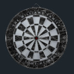 Black Marble Faux Silver Foil Family Namn Classic Darttavla<br><div class="desc">En klassisk ritbordsdesign med alternerande svarta marmor och faux silver-foilltrianglar. Det finns en familj namn i övre delen och ett budskap i nedre delen,  både som bågstexter i silvrets grått-lock.</div>