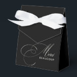 Black Merci Beaucoup Elegant Calligraphy Tack Presentaskar<br><div class="desc">Minimalism med en elegant vriden i denna tidslängd tack vare att du föredrar en kartongdesign med vackra kalligrafiskript i elfenbensbeige som stavar ut Merci och ord BEAUCOUP i modern sans serif mot chicens svarta bakgrund. Kombinationen är smakfull och klassande. Den här designen är ett fantastiskt val för tillfälle, bröllop, företag...</div>
