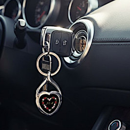 Black metal keychain with a pink and red heart twisted heart silverfärgad nyckelring